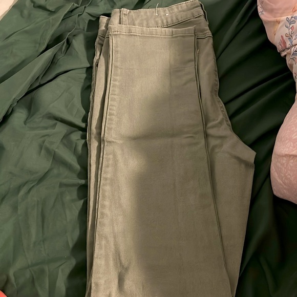 Green pant:worn pant - Picture 2 of 4